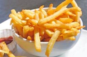 Um alimento a evitar no cardápio da cantina escolar: batata frita